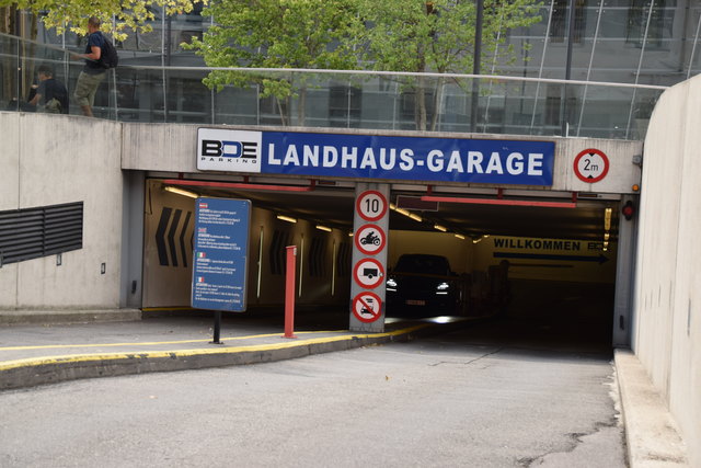 LANDHAUS-GARAGE. Adresse:Wilhelm-Greil-Straße
Preis: 2 Euro/Stunde
Stellplatzbreite: min. 2,15 m
Toilette: ja (50 Cent)
Stellplätze: 350
Service: Damenparkplätze, PP für E-Autos
Öffnungszeiten: Mo-So 6:00 Uhr - 1:00 Uhr