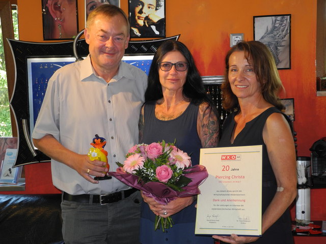 20 Jahre Selbständigkeit von Christa Ringl (M.) nahmen Bezirksstellenleiter Mario Müller-Kaas, FiW-Bezirksvertreterin Anne Blauensteiner (r.) und Bürgermeister Josef Baireder (l.) zum Anlass, um Frau Ringl zu gratulieren und ihr weiterhin geschäftlichen Erfolg zu wünschen. | Foto: Mario Müller-Kaas