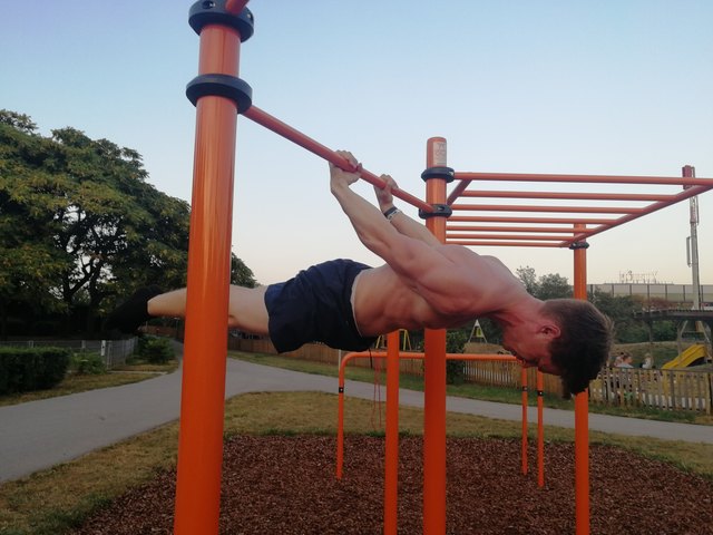 Lorenz 1 ist kaum anzusehen, wie anstrengend und schweißtreibend die Übung "backlever" ist.