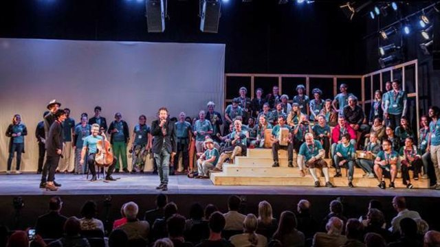 Ernst Molden, Katharina Stemberger und Zeno Stanek eröffnen gemeinsam mit den anwesenden Künstlerinnen und Künstlern die erste Ausgabe von HIN &WEG am 10. August 2018 in Litschau