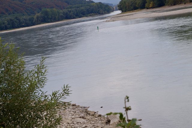 Steinstrände an den Ufern zeigen, wie wenig Wasser die Donau hatte.
