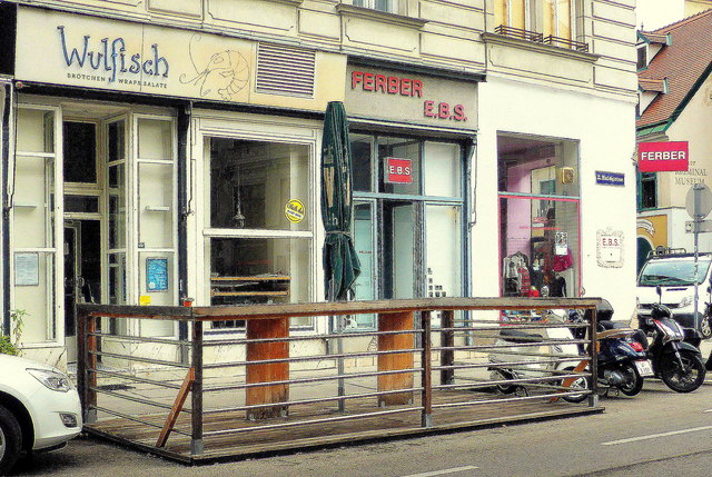 heute um 9 Uhr 30 beim Karmelitermarkt, das Wulfisch  im "Klang-Hof" Haidgasse 5.....rechts im Hintergrund versteckt sich das Kriminalmuseum