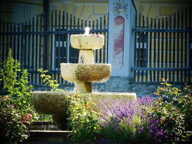 ... ist dieser blumengerahmte Brunnen im Garten von Stift Stams