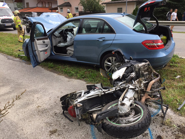 Schwerer Verkehrsunfall in Schönwies: Der italienische Motorradfahrer erlag in der Klinik Innsbruck seinen Verletzungen. | Foto: ZOOM.TIROL