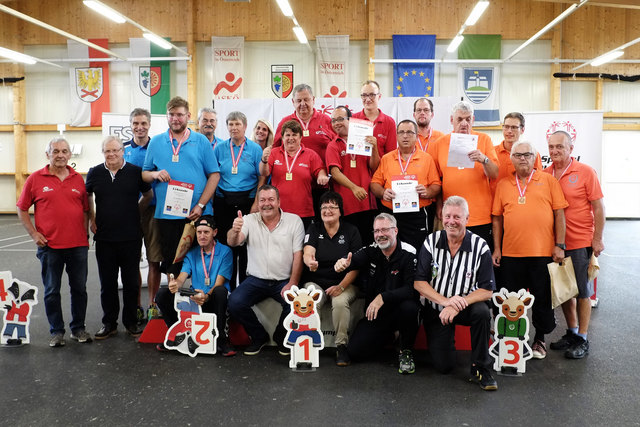 Thomas Göttfried und Ludmilla Remler (vorne Mitte) mit Special Olympics-Stocksportgrößen des ESV Alte Maut Seiersberg und Gratulanten. | Foto: KK