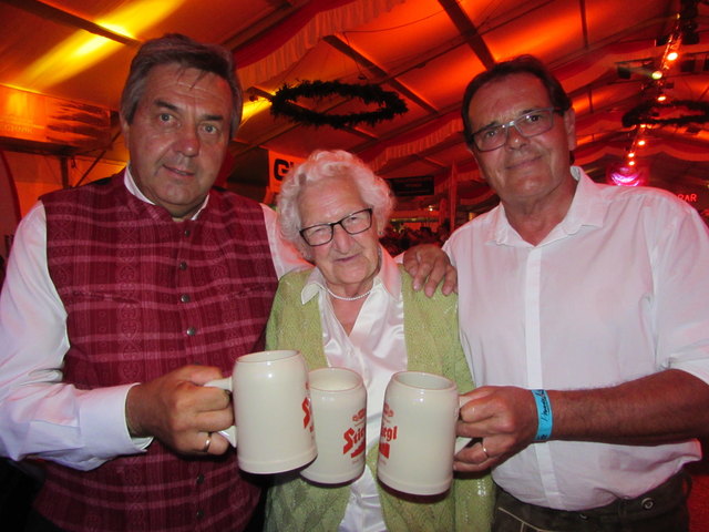 Bgm. Rupert Schuchter, Resi Köhle, die Mutter von Paul und Martin Köhle, sowie Herbert File von Stiegl Bier.