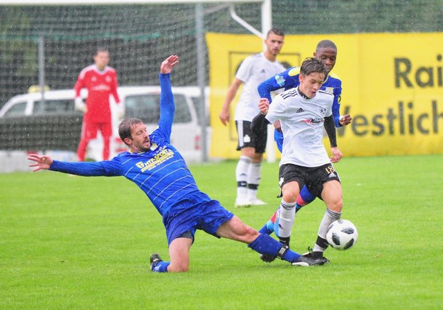 Neuzugang Christoph Schmid (li.) zeigte eine starke Leistung, konnte die Axamer Niederlage aber nicht verhindern. | Foto: Hassl