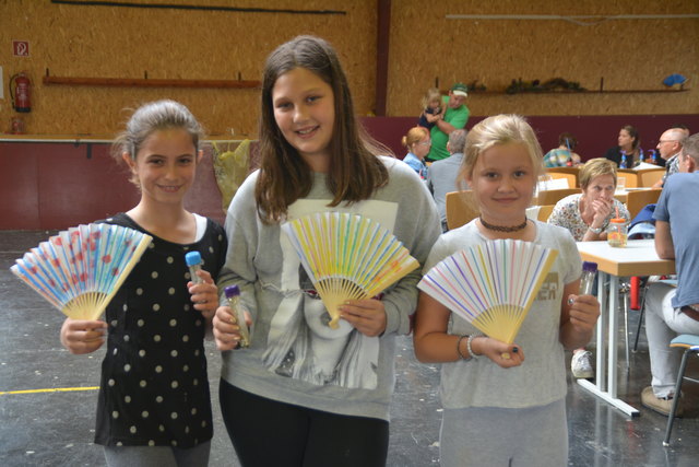 Joana, Viktoria und Lana präsentierten ihre Fächer und Phiolen.