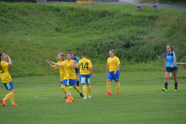 Die jungen Grazerinnen freuten sich über das 1:2 und mit Torschützin Jeannine Gressler (2.v.l.)