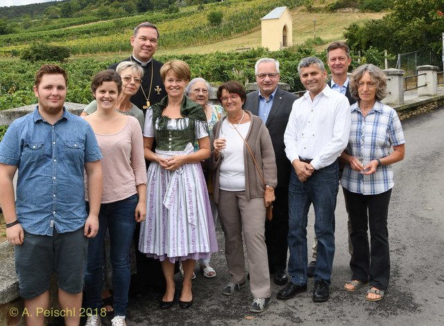 Abschied von Gumpoldskirchen: Abt Frank Bayard (4.vl) mit einem Teil des Pfarrgemeinderates. vlnr. Lukas Huber, Julia Petrovic, Elisabeth Polz, Marion Petrovic, Erna Schalk, Christiane Klein, Bürgermeister Ferdinand Köck, Diakon Anto Petrovic, Vizebürgermeister Jörgen Vöhringer und Elke Fürhauser.