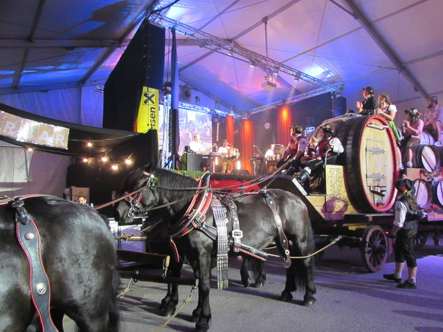 Beeindruckend und einzigartig: der Bierwagen, gezogen von fünf Norikern, im Festzelt.