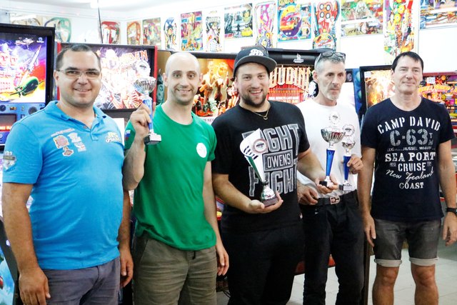 Sieger Hauptturnier: Stefan Riedler (Obmann FlippArena), Zeljko vasic (2.), Flavio Baddaria (1.), Andrej Demsar (3.) und Helmut Kröll (Stelvertrettender Obmann)