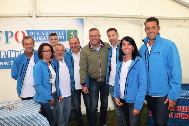 Der Gastfreundschaft konnte auch das Wetter nichts anhaben: Minister Mario Kunasek mit der FPÖ-Ortspartei Gössendorf.