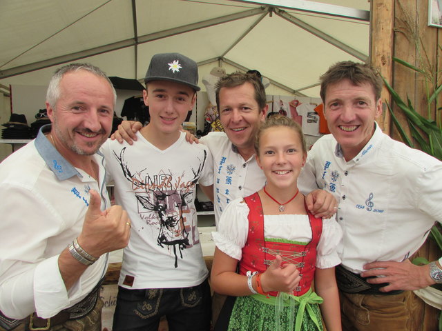 Die Pfunds-Kerle Paul und Martin Köhle sowie Joe Wachter mit ihren Juniors Paul und Anna-Lena, die großes Bühnentalent bewiesen.
