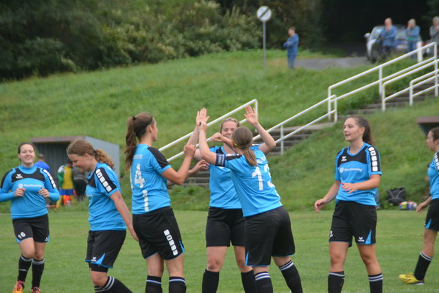 Kapitänin Isabella Gold (13) beim Abklatschen mit ihren Teamkolleginnen.