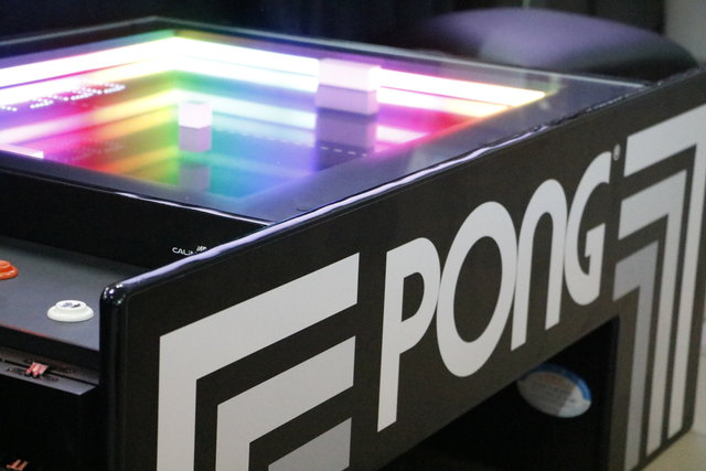Auch Arcadegeräte wie der Atari Pong Tisch sind in der FlippArena zu finden
