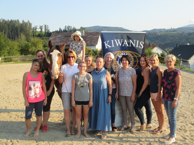 Der Kiwanisclub Styria West besuchte den Pfercdehof in Voitsberg-Lobming. | Foto: Cescutti