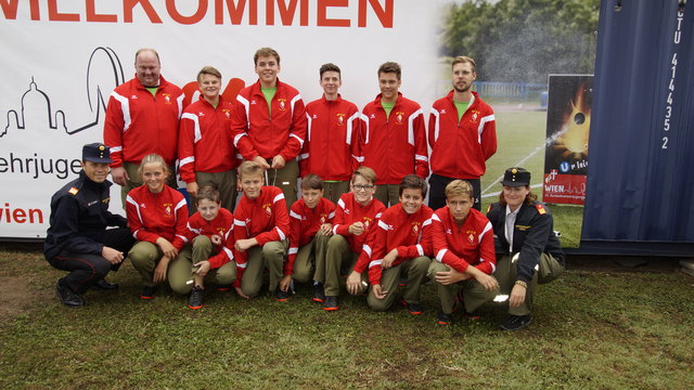 Kdt. Lamprecht (2. Reihe, li.), Simon Micheu (2. Reihe, re.), Kärntens LFK Rudolf Robin (li., vorne) u. Landesjugend-Chefin Claudia Sticker (re.) | Foto: KK