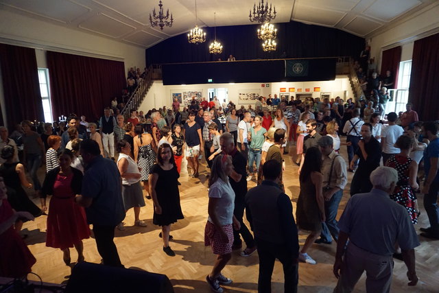Lindy Hop: Die Tanzfläche im Fürstenfelder Grabher-Haus füllte sich rasch. | Foto: WOCHE