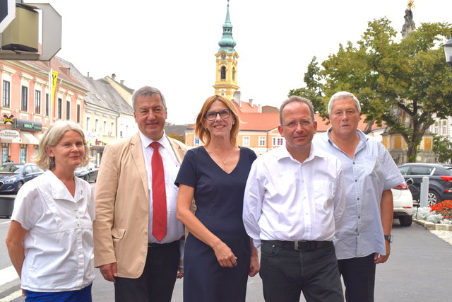 Klares "Ja" zu den Festspielen, aber ohne Intendant Zeno Stanek: SPÖ, ÖVP, NEOS und FPÖ sind sich einige. Ein letztes Mal traf sich PR-Managerin Beate Scholz mit Bürgermeister Helmut Laab, Stadträtin Andrea Völkl, Gemeinderat Martin Fischer und Bürgermeister-Stellvertreter Erwin Kube.