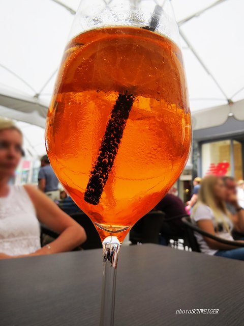 Prost Mädels, auf uns!