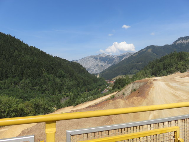 blick nach eisenerz mit schichtturm (inks auf der anhöhe)
