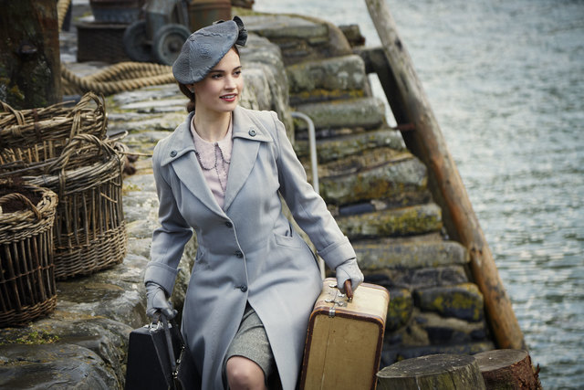 Juliet (Lily James) bei ihrer Ankunft auf Guernsey.