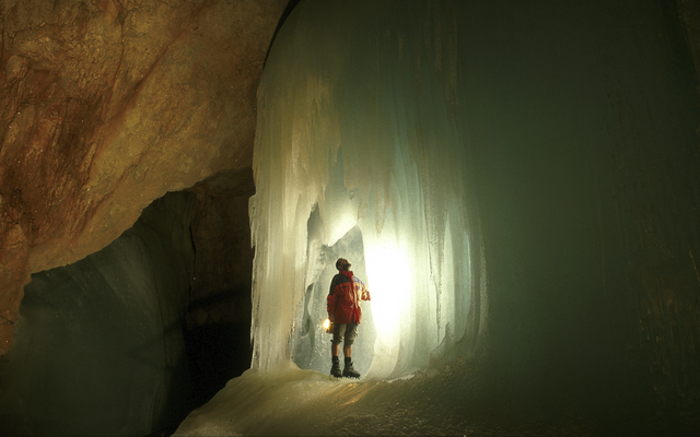 Werfen: Die Eisriesenwelt ist eine dynamische Eishöhle mit über 40 km Gesamtlänge. Für den Besuch der Eisriesenwelt sind feste Schuhe und warme Kleidung notwendig, da die Temperatur auch im Sommer meist unter null Grad liegt. | Foto: Eisriesenwelt