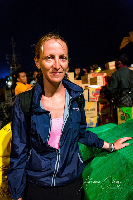 Ein Foto von Theresia mit Hilfspaketen im Hintergrund. | Foto: KK