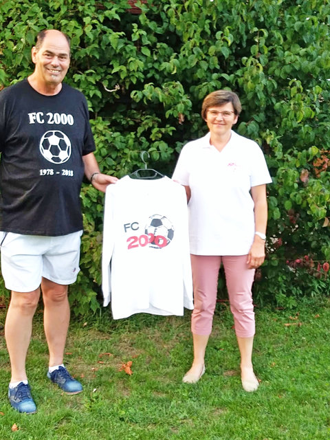 Der Obmann des FC 2000 Bernhard Afritsch mit der ehemaligen Masseurin NRAbg. Birgit Sandler. | Foto: KK