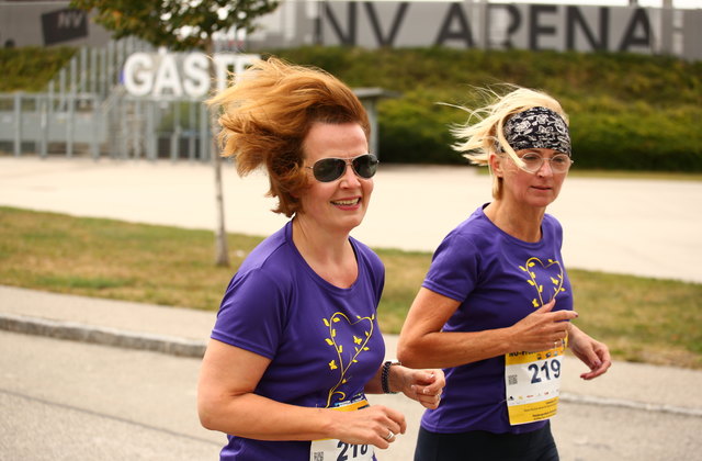 Frauen-Landesrätin Christiane Teschl-Hofmeister und Maria Rigler (NÖ Generationenreferat) laufen den 2,5-Kilometer-Lauf