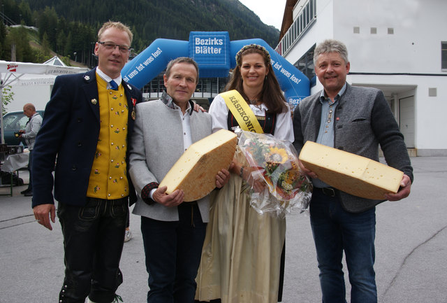 Käsekönigin Bianca Ladner mit MK-Obmann Dietmar Walser, Genussregions-Obmann Hermann Huber und Stellvertreter Markus Knoll (v.l.).
