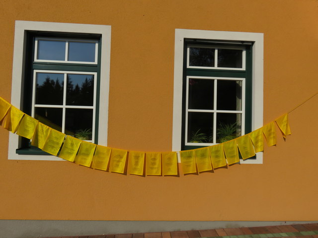 Die bedruckten Fahnen beim Gemeindeamt Landl mit den Licht-und-Bergmanns-texten