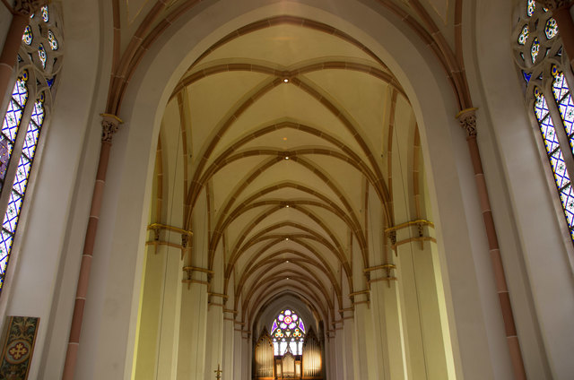 St. Johann: Die im Jahr 1329 errichtete Dekanatspfarrkirche ist mitten im Stadtzentrum von St. Johann zu finden. Signifikant sind die beeindruckenden Außenmaße (60 m lang, 27 m breit und 62 m hoch). Im Dom liegt die Temperatur bei ca. 20 bis 21 Grad. | Foto: Ernst Reppnig