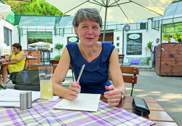 In der Meierei im Türkenschanzpark: Bezirkschefin Silvia Nossek beim bz-Sommergespräch.
