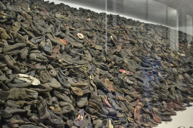 Unfassbare Tonnen von Schuhen, die Menschen getragen haben, die in Auschwitz getötet wurden
