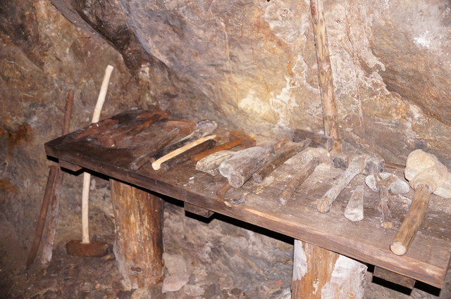 St. Veit: In einer knappen Stunde können rund 4.000 Jahre Bergbau "erlebt" werden. Von den urzeitlichen Anfängen über den Erzabbau bis hin zum Einsatz des Schwarzpulvers. Im Sunnpau ist es bei jeder Hitze angenehm kühl. Die Temperatur im Berginneren beträgt ca. 8 Grad. | Foto: Julia Hettegger