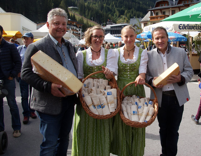 Erfolgreicher Markttag: Obmann Hermann Huber und Stv. Markus Knoll mit den BEZIRKSBLÄTTER-Mädels Marie-Lena (2.v.l) und Maria.
