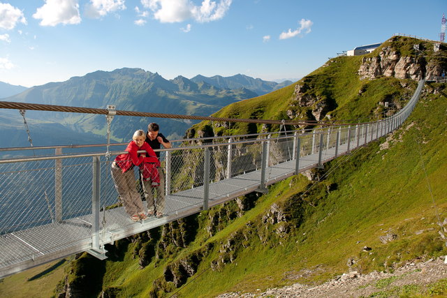 Bad Gastein: Stehts ein kühles Lüftchen weht am Stubnerkogel. Zu Fuß oder mit dem Lift, oben angekommen können Adrenalin-Junkies die 140 m lange Hängebrücke überqueren und eine Rundwanderung am Grat des Stubnerkogels unternehmen. Auf 2246 m ist es ca. 18 Grad kühl. | Foto: Gasteiner Bergbahnen AG