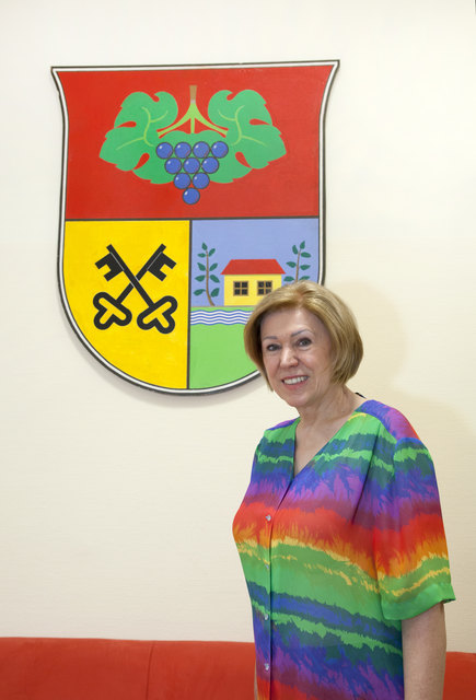 Bezirksvorsteherin Ilse Pfeffer (SPÖ) vor dem Hernalser Wappen.