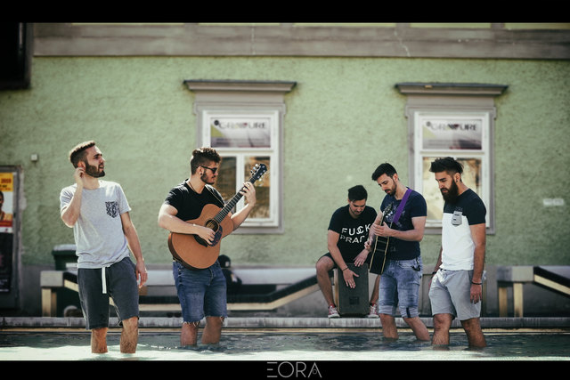 Im Frühjahr spielte "Eora" sogar mitten im Brunnen am Grazer Karmeliterplatz.