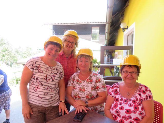 gut behelmte Mädels