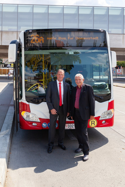 Bus-Präsentation mit Bezirksvize Karl Gasta (l.) und Wiener Linien Geschäftsführer Günter Steinbauer. | Foto: Wiener Linien/Peres