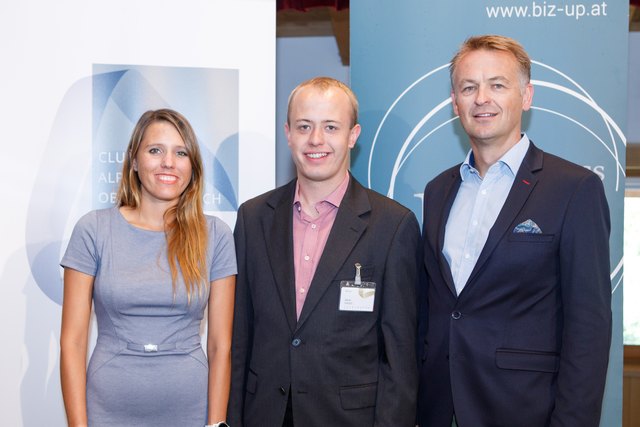 Jakob Haijes (Mitte) mit Tanja Spennlingwimmer und Werner Pamminger (Business Upper Austria)