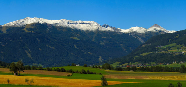 Berge bereits angezuckert, die Kornfelder gedroschen, die Pflanzen auf den höheren Berglagen bekommen schon die herbstlichen Anstriche. Vor kurzem war im Lungau die kälteste Augustnacht seit 20 Jahren.