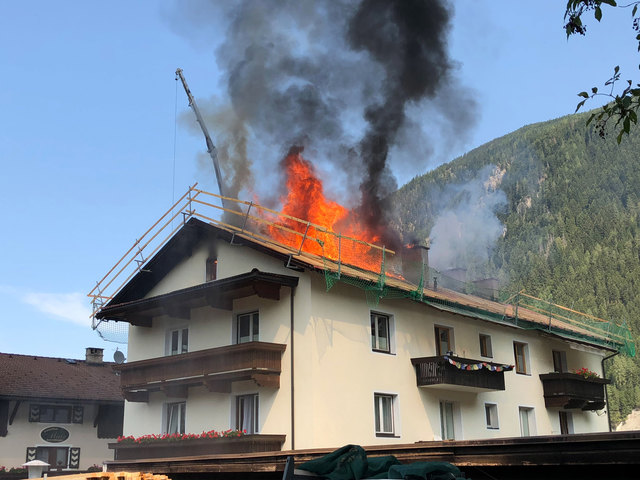 Der Dachstuhl eines Hauses in Mayrhofen steht in Flammen | Foto: ZOOM-Tirol