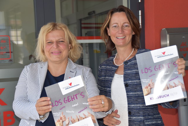 VHS-Geschäftsführerin Beate Gfrerer (li.) mit der Pädagogischen Leiterin & Bezirksstellen-Koordinatorin Isabella Penz | Foto: Friessnegg
