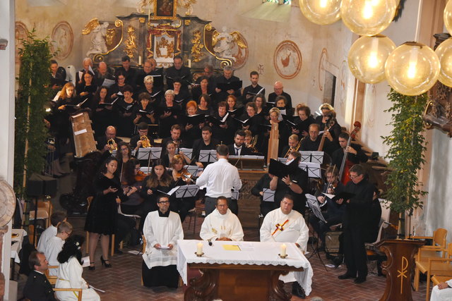 Die feierliche Messgestaltung übernahm der Chor der Stadtpfarre Fürstenfeld und ein Orchester der Region unter der Leitung von Franz Friedl. | Foto: Walter Halbedl