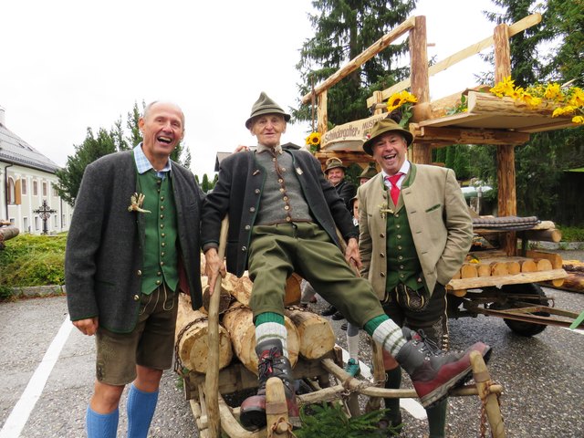 Josef Reschreiter, bekannt als "Wöhof Sepp", demonstriert mit seinen 90 Jahren, wie früher mit dem Ziachschlitten gefahren wurde - Leo Bauernberger und Christian Maier sind beeindruckt.