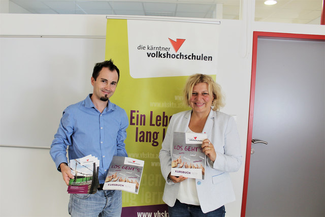 Bezirksstellenkoordinator Mathias Kuchernig und die Geschäftsführerin der Kärntner Volkshochschulen, Beate Gfrerer